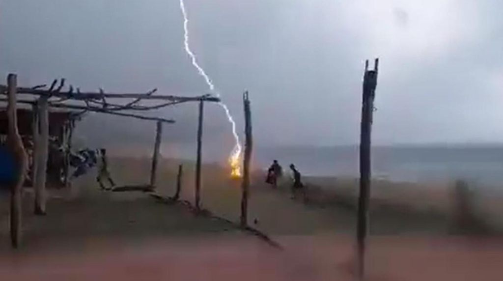 Dos personas murieron en la playa tras ser alcanzados por un rayo