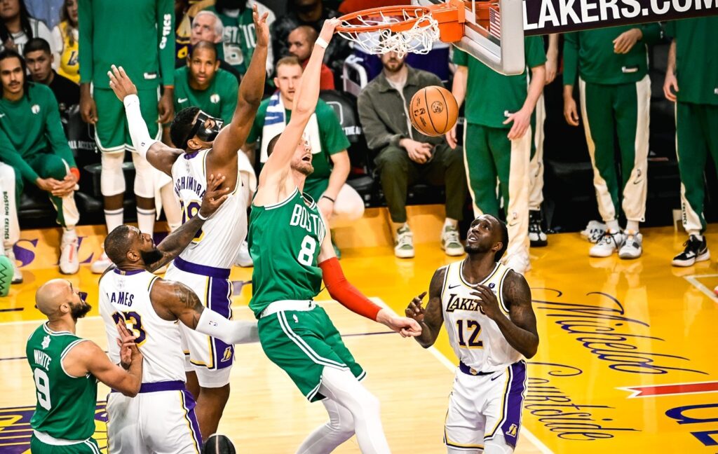 Los Celtics se llevan el clásico navideño ante los Lakers