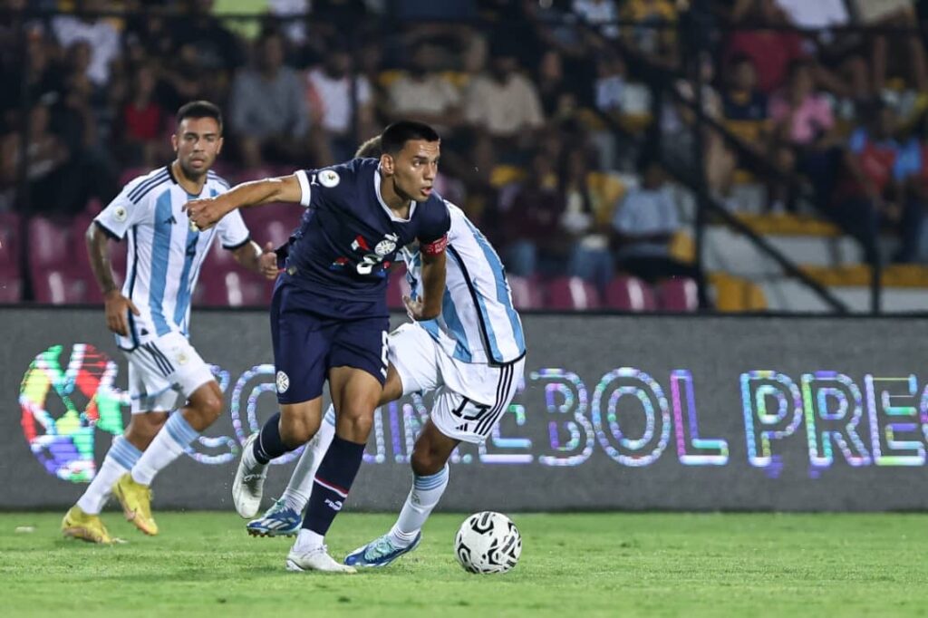 Polémico empate Albirrojo en el debut