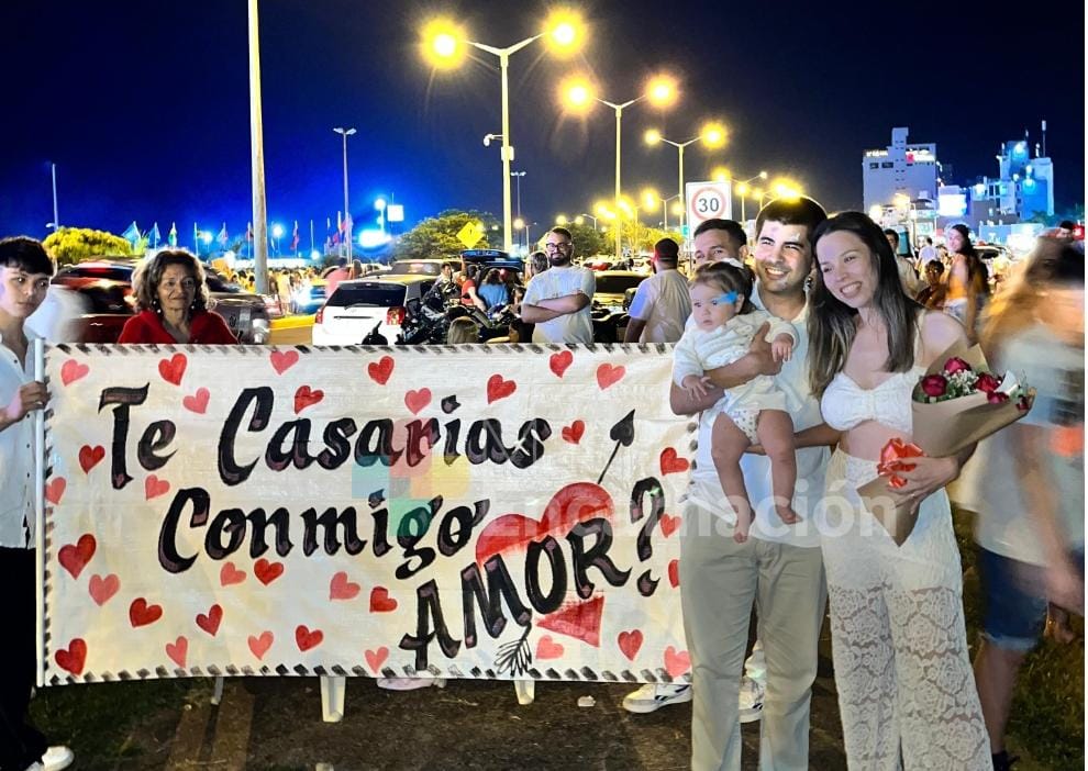 ¡Que viva el amor! Le pidió casamiento a su novia frente a miles de personas en Encarnación