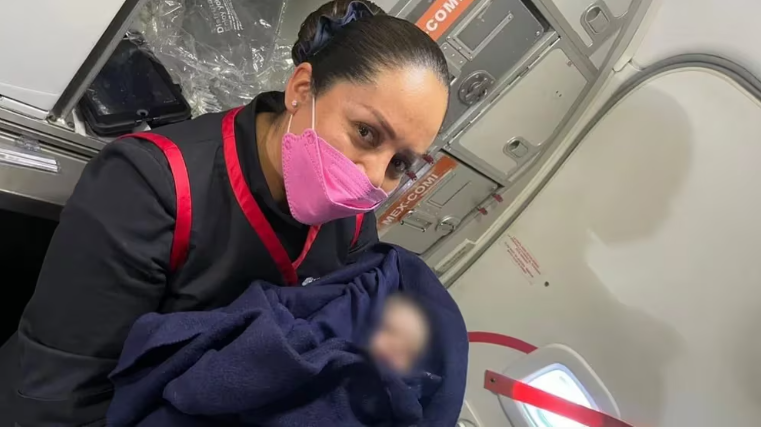 Una mujer da a luz durante un vuelo en México