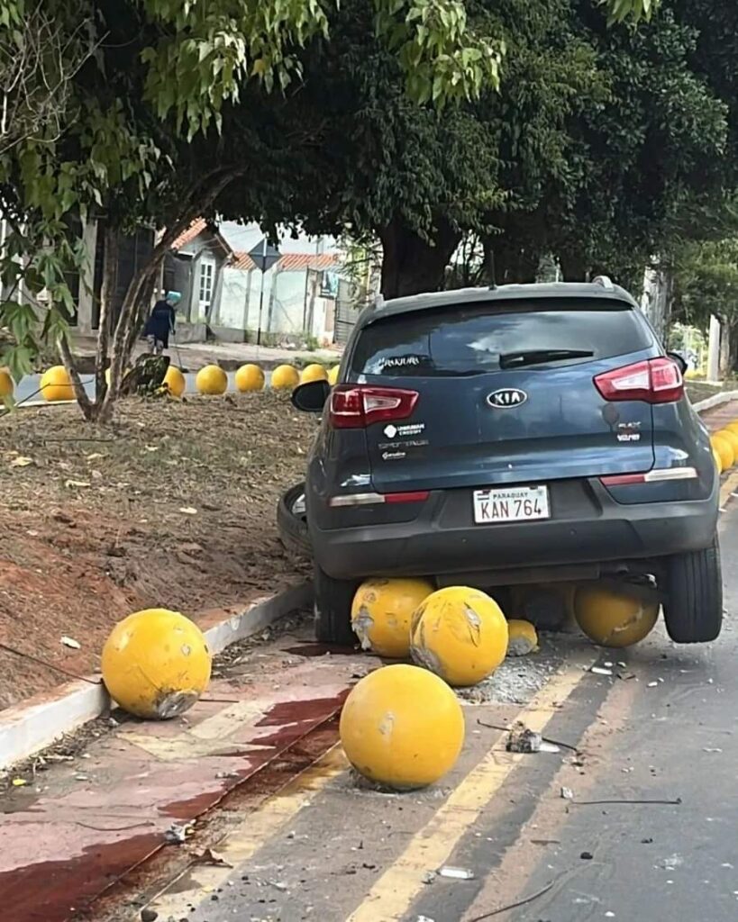 Bolardos causan estragos en San Lorenzo