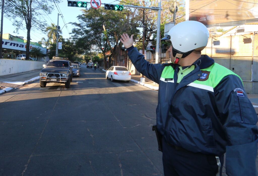 Persisten los semáforos apagados por los cortes de energía en Asunción