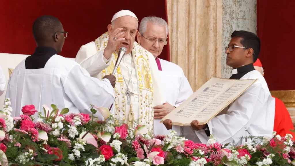 Francisco encabezó la misa de Vigilia Pascual