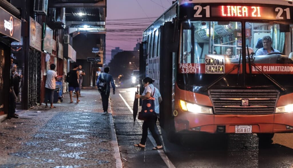 Viceministro se compromete a reducir el tiempo de espera a pasajeros