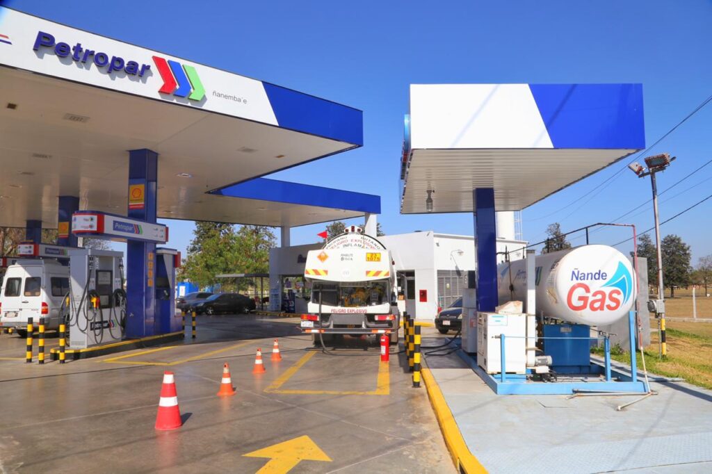 Santiago Peña promete mantener hasta junio el precio del combustible