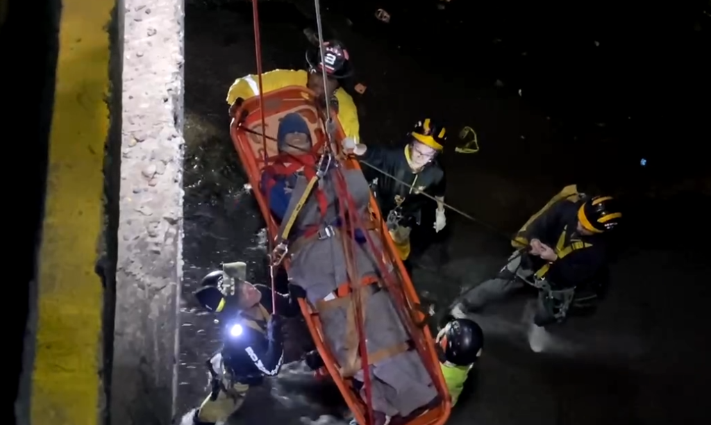 Rescatan a un joven que cayó al arroyo Mburicaó