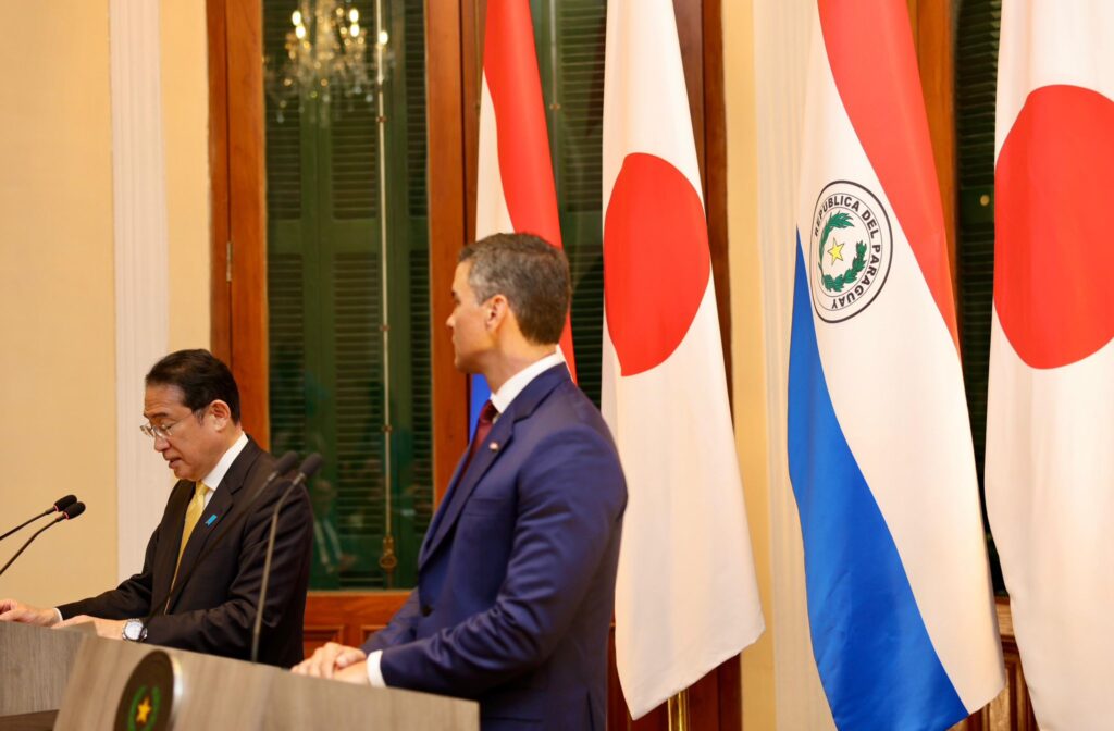 Primer ministro de Japón llega a Paraguay para profundizar lazos