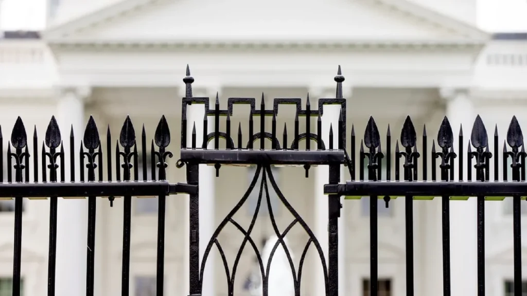 Conductor muere tras chocar contra una puerta de la Casa Blanca