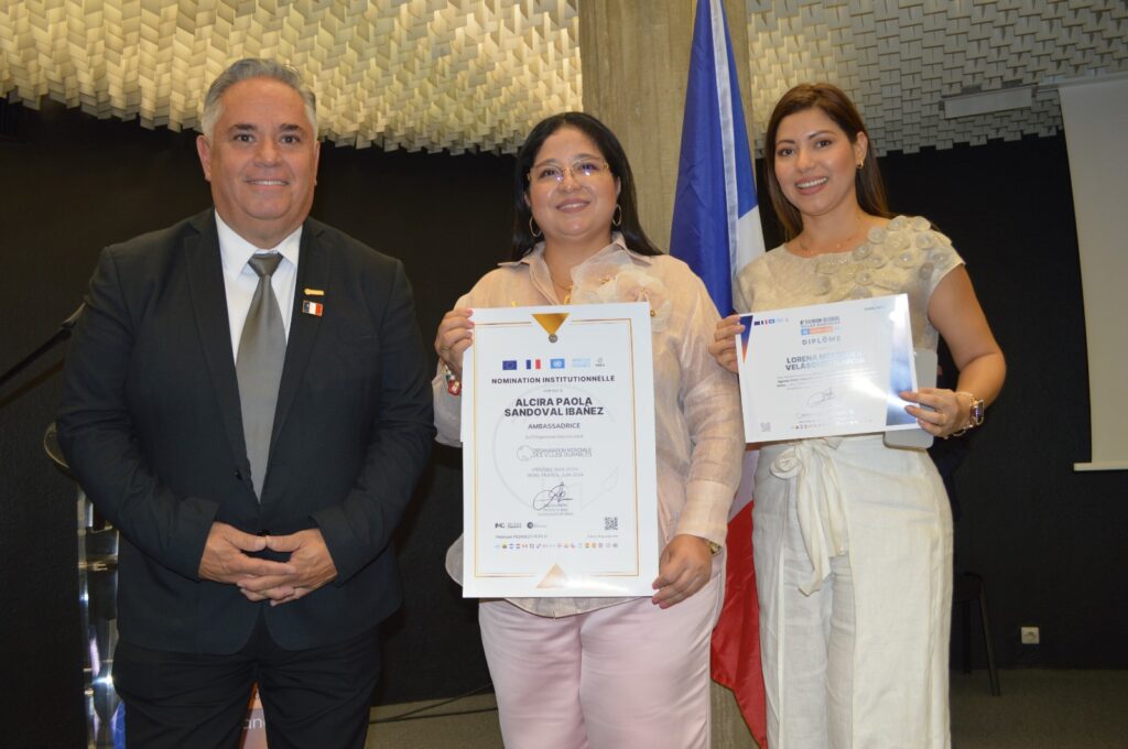 Alcaldesa de Soledad Colombia recibe reconocimiento sostenible en París