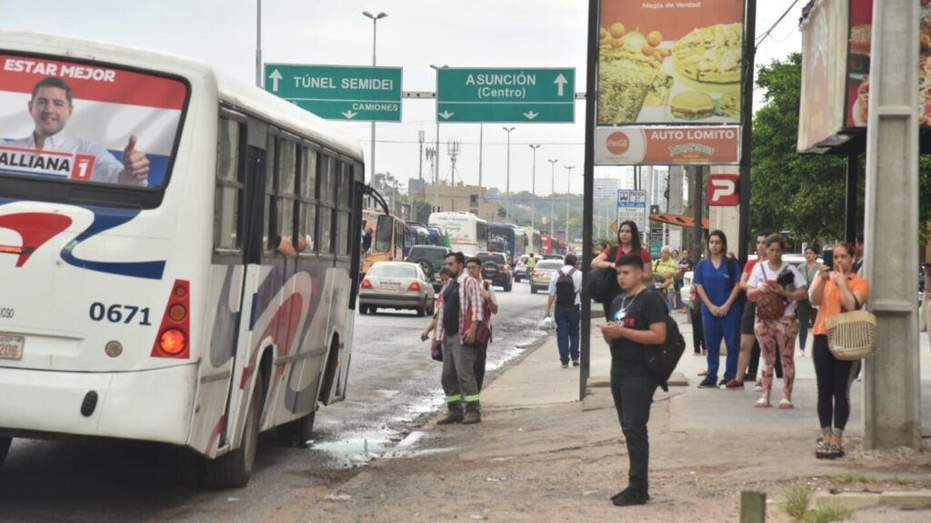 Una mujer grabó la irresponsable carrera entre buses en San Lorenzo