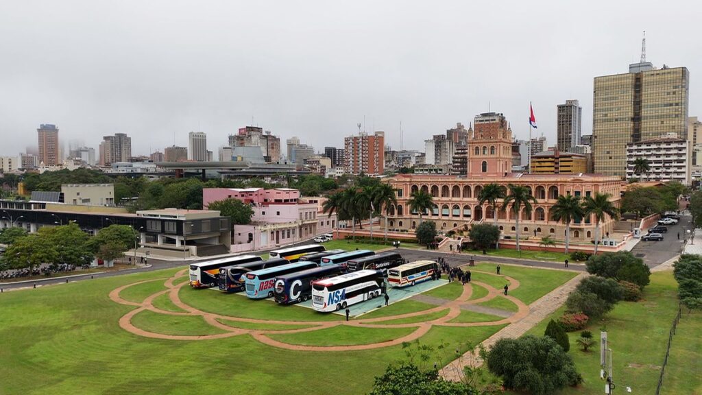 Gobierno presenta nuevos buses para el servicio de mediana y larga distancia