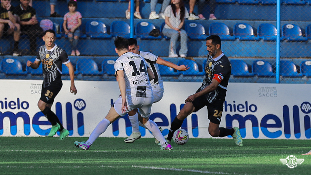 El campeón Libertad debutó con triunfo en el Clausura