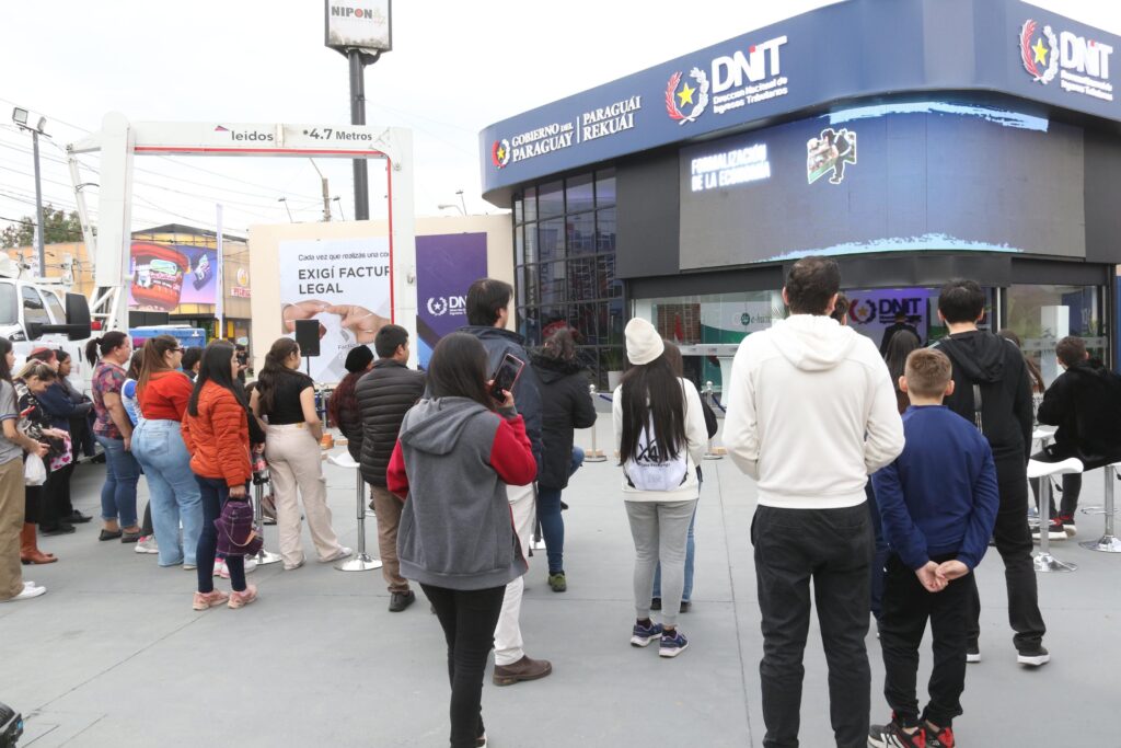 DNIT brinda atención a contribuyentes en la Expo