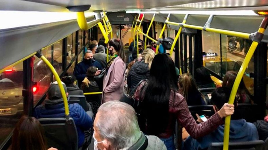 pasajeros-parados-transportes