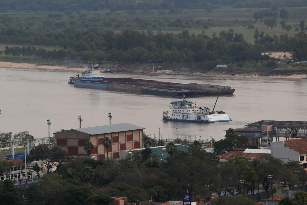 AME6648. ASUNCIÓN (PARAGUAY), 06/09/2024.- Embarcaciones navegan el río Paraguay este viernes, a la altura del muelle de Asunción (Paraguay). El río Paraguay, a su paso por Asunción, registró este viernes su nivel más bajo desde que se tienen registros en 1912, luego de marcar 77 centímetros por debajo del cero hidrométrico y de superar en dos centímetros el estiaje anotado en 2021, informó la Administración Nacional de Navegación y Puertos (Annp). EFE/Juan Pablo Pino