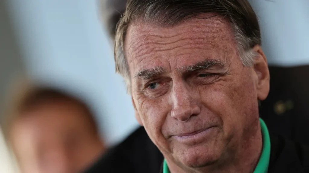 Bolsonaro, con tobillera y bajo vigilancia judicial: No podrá usar redes ni hablar con sus hijos