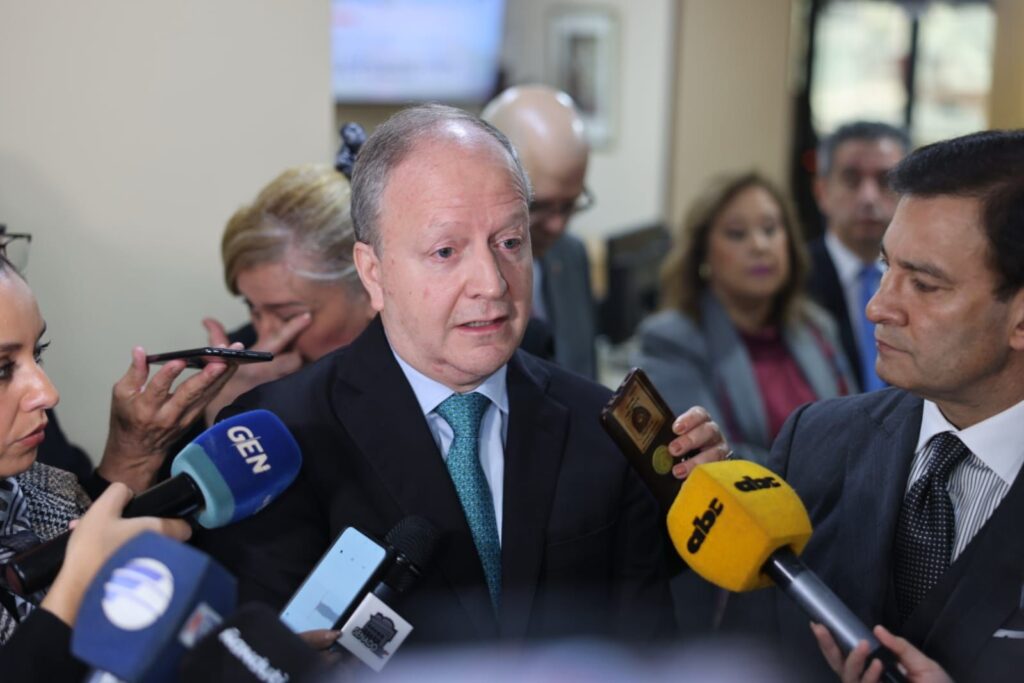 Gobierno presenta presupuesto 2026 por USD 18.900 millones