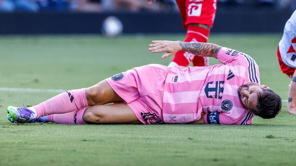Preocupación: Messi se lesiona a los siete minutos en el partido del Inter Miami