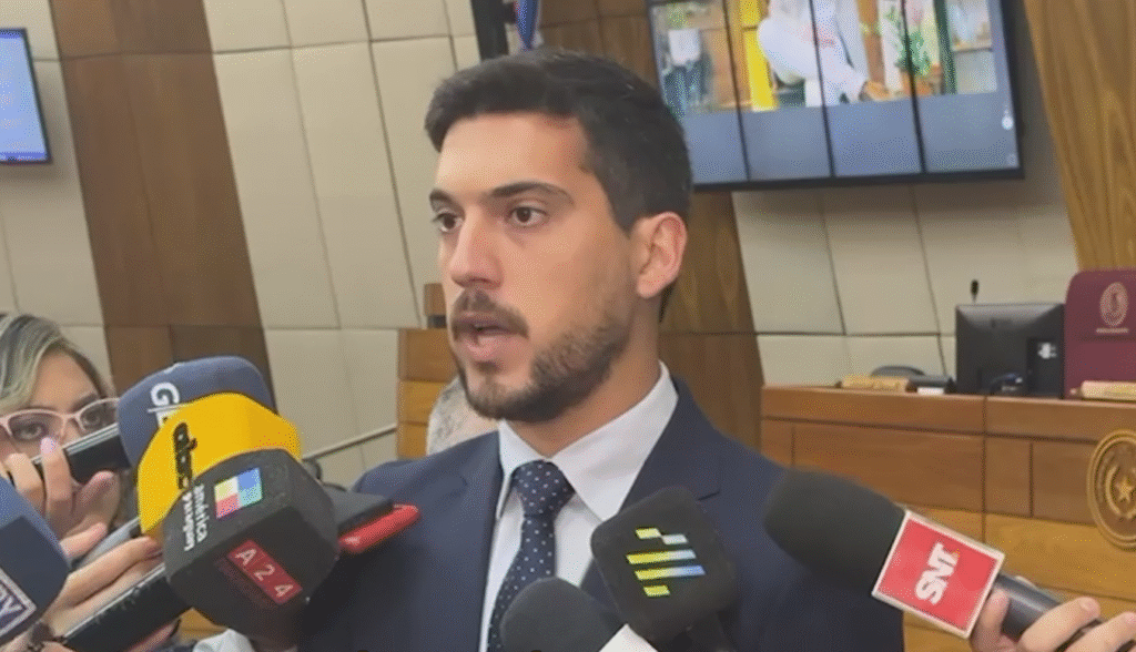 Diputado pide destitución de Riera y propone a un oficial como reemplazo