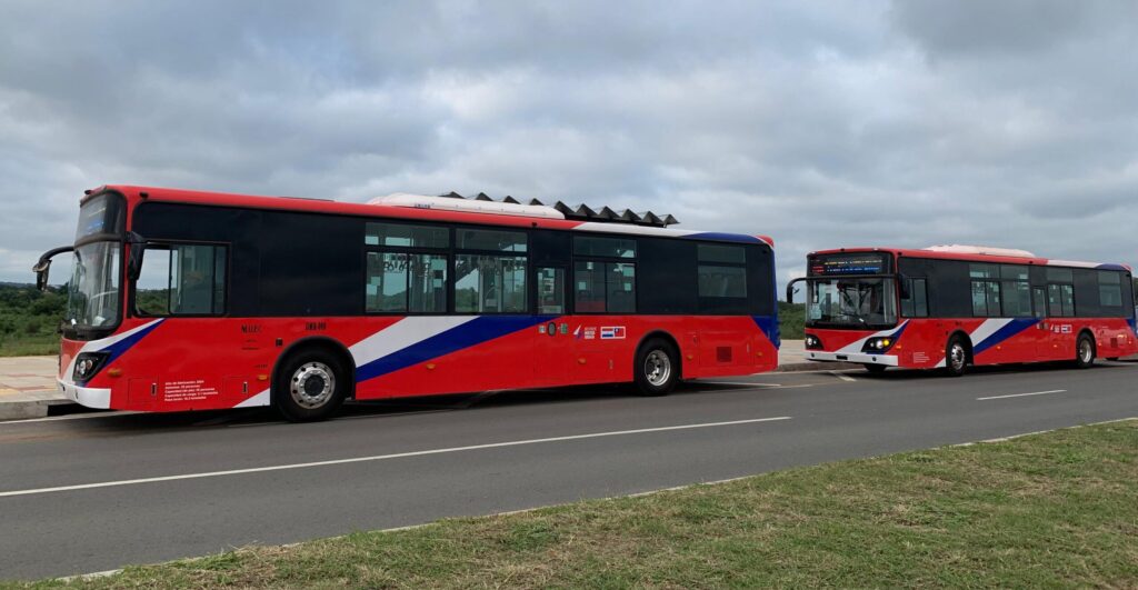 La movilidad sostenible avanza: Adjudican operación de 30 buses eléctricos
