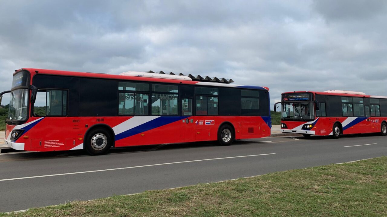 La movilidad sostenible avanza: Adjudican operación de 30 buses eléctricos